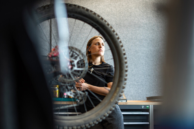 E-MTB-Profi Sofia Wiedenroth in der Specialized-Werkstatt