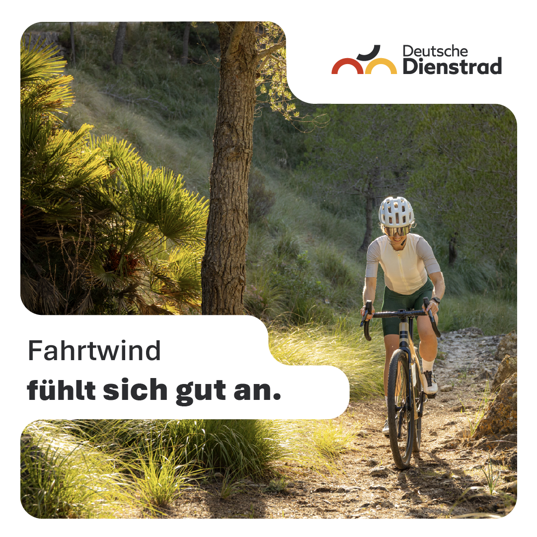 „Deutsche Dienstrad“-Werbegrafik mit einer Radfahrerin auf einem sonnigen Waldtrail und dem Text „Fahrtwind fühlt sich gut an.“