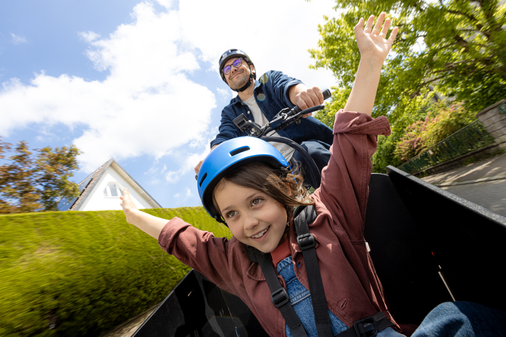 Ein Mann und eine Frau, beide lächelnd, tragen "Deutsche Dienstrad"-T-Shirts.