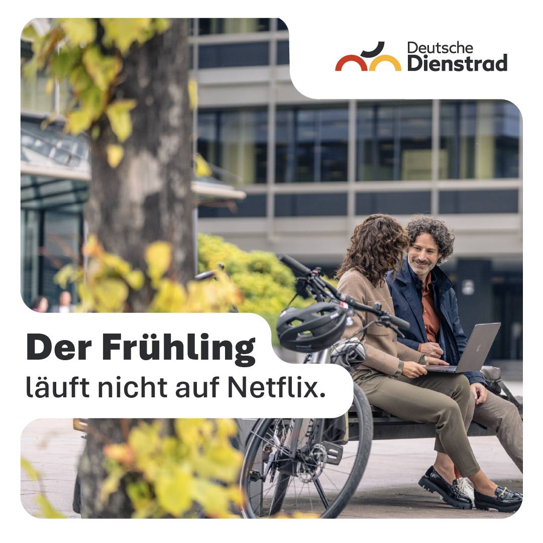 Werbegrafik von „Deutsche Dienstrad“ mit zwei Personen auf einer Bank neben Fahrrädern und dem Text „Der Frühling läuft nicht auf Netflix.“